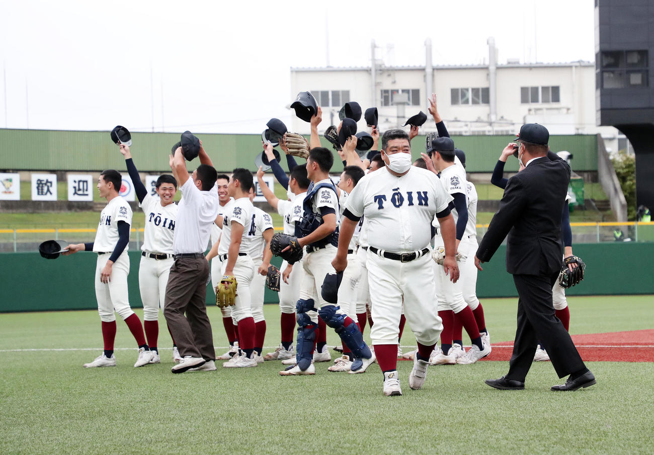 聖光学院対大阪桐蔭　応援席にあいさつし引き揚げる大阪桐蔭・西谷監督（手前左）（2022年10月5日撮影）