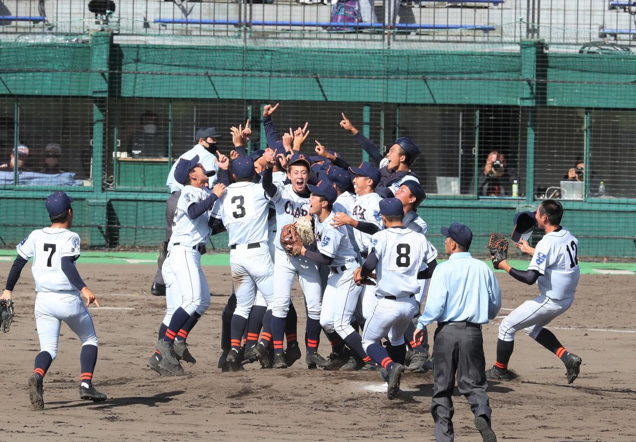 クラーク対北海　優勝し歓喜するクラークナイン（撮影・黒川智章）