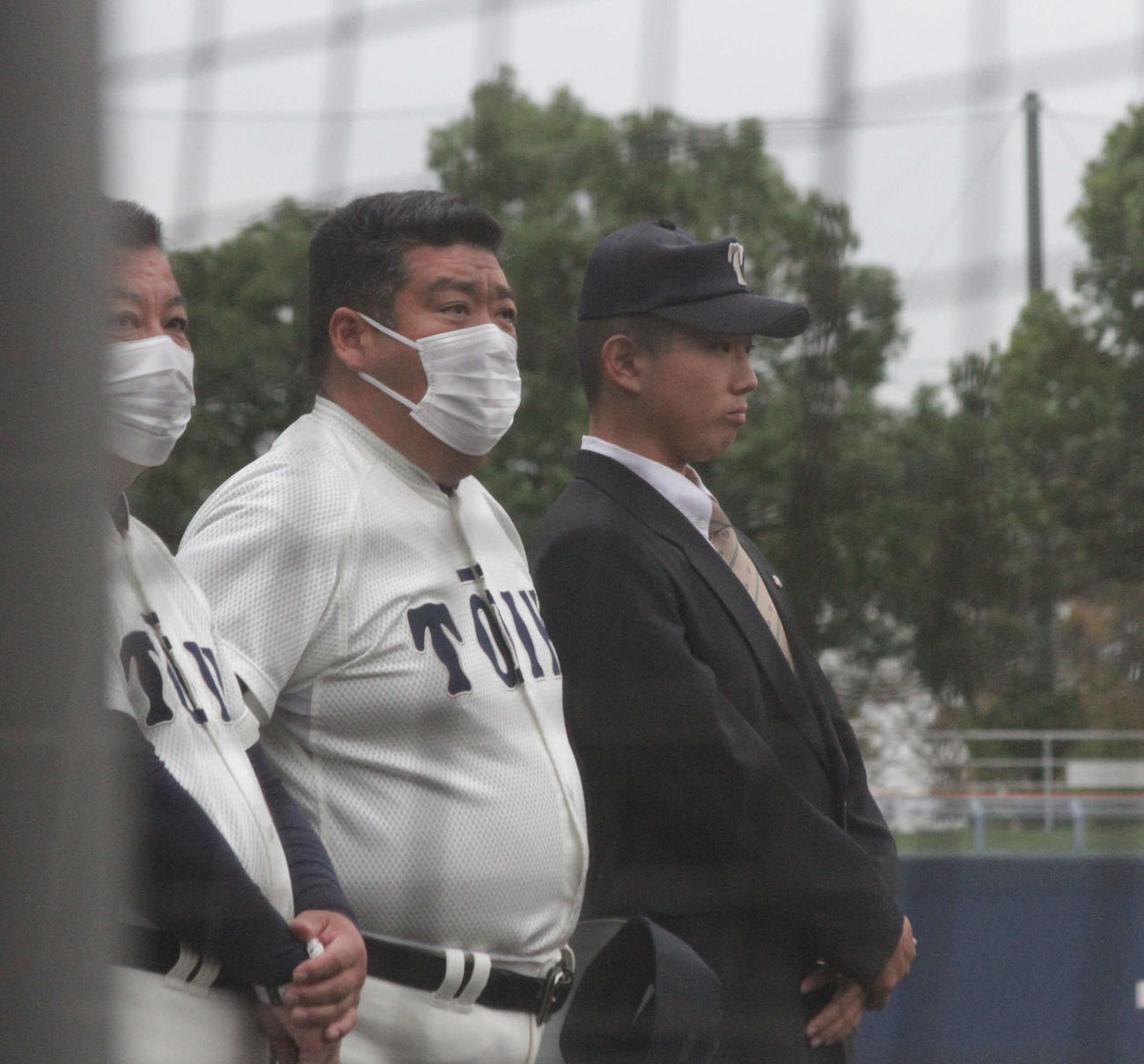 試合前のあいさつに臨む大阪桐蔭・西谷浩一監督（撮影・酒井俊作）
