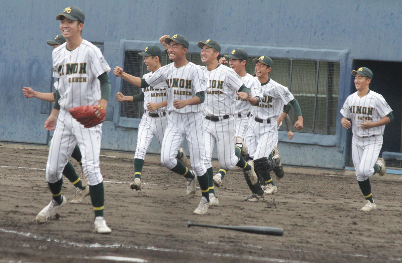 箕面学園対関西創価　箕面学園ナインは初めて近畿大会出場を決めて大喜びした（撮影・酒井俊作）＝大阪シティ信用金庫スタジアム、2022年10月12日