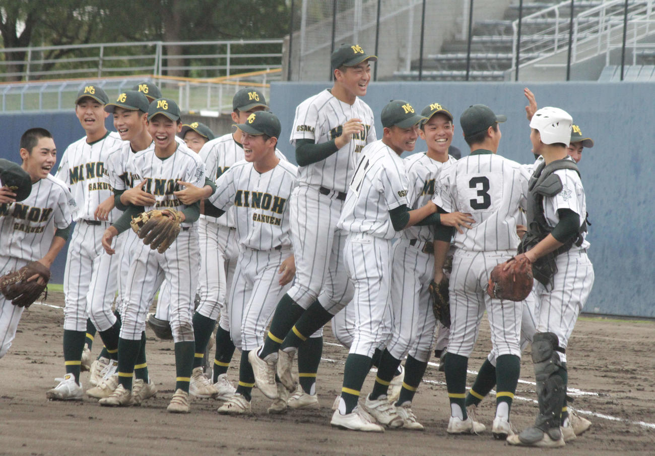 箕面学園対関西創価　箕面学園ナインは初めて近畿大会出場を決めて大喜びした（撮影・酒井俊作）＝大阪シティ信用金庫スタジアム、2022年10月12日