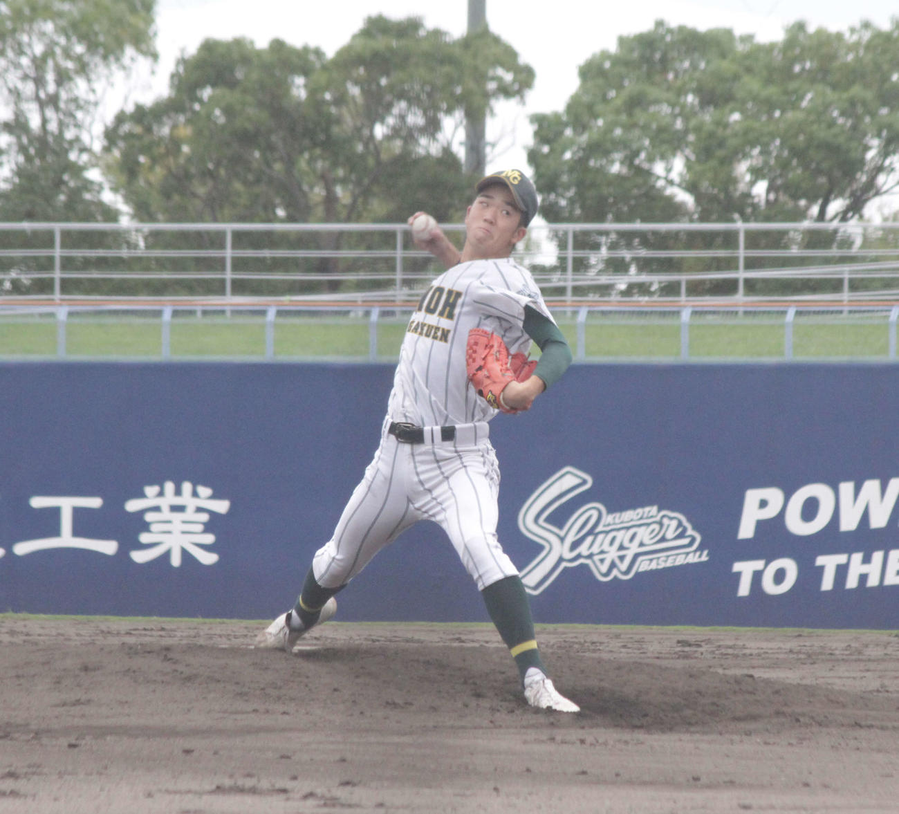 箕面学園対関西創価　箕面学園の先発、金沢悠人投手は9回完封の快投を演じた（撮影・酒井俊作）＝大阪シティ信用金庫スタジアム、2022年10月12日