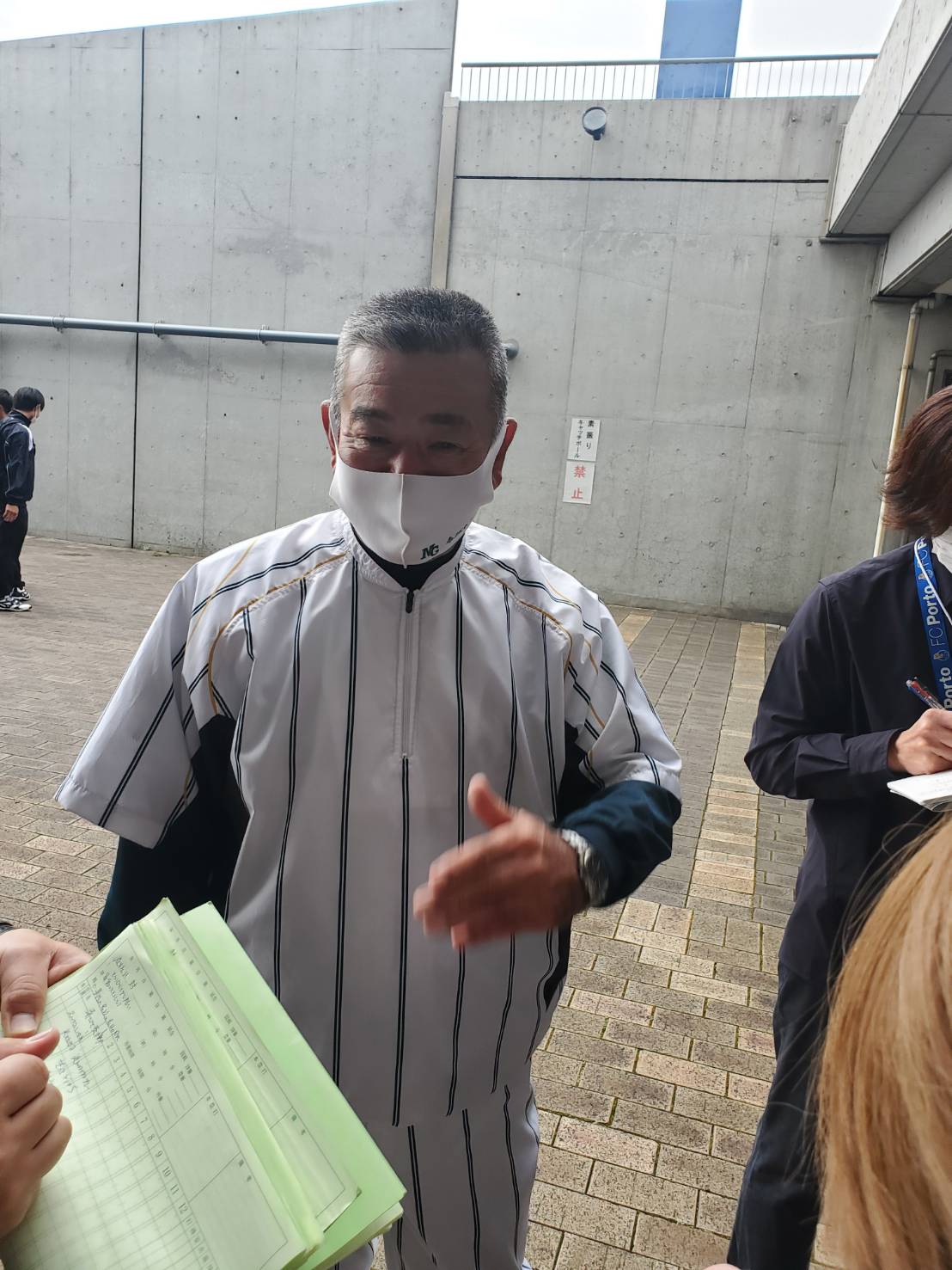 箕面学園対関西創価　箕面学園の田中祥雄監督は初めて近畿大会出場を決め、試合後も声をはずませた（撮影・酒井俊作）＝大阪シティ信用金庫スタジアム、2022年10月12日