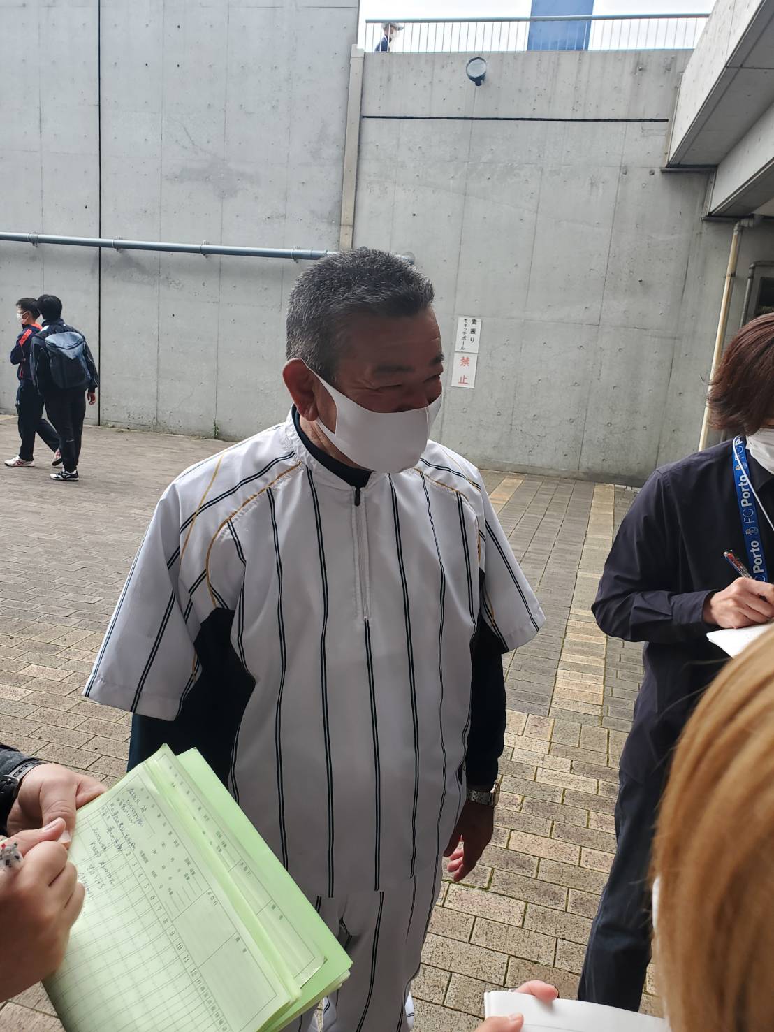 箕面学園対関西創価　箕面学園の田中祥雄監督は初めて近畿大会出場を決め、試合後も声をはずませた（撮影・酒井俊作）＝大阪シティ信用金庫スタジアム、2022年10月12日