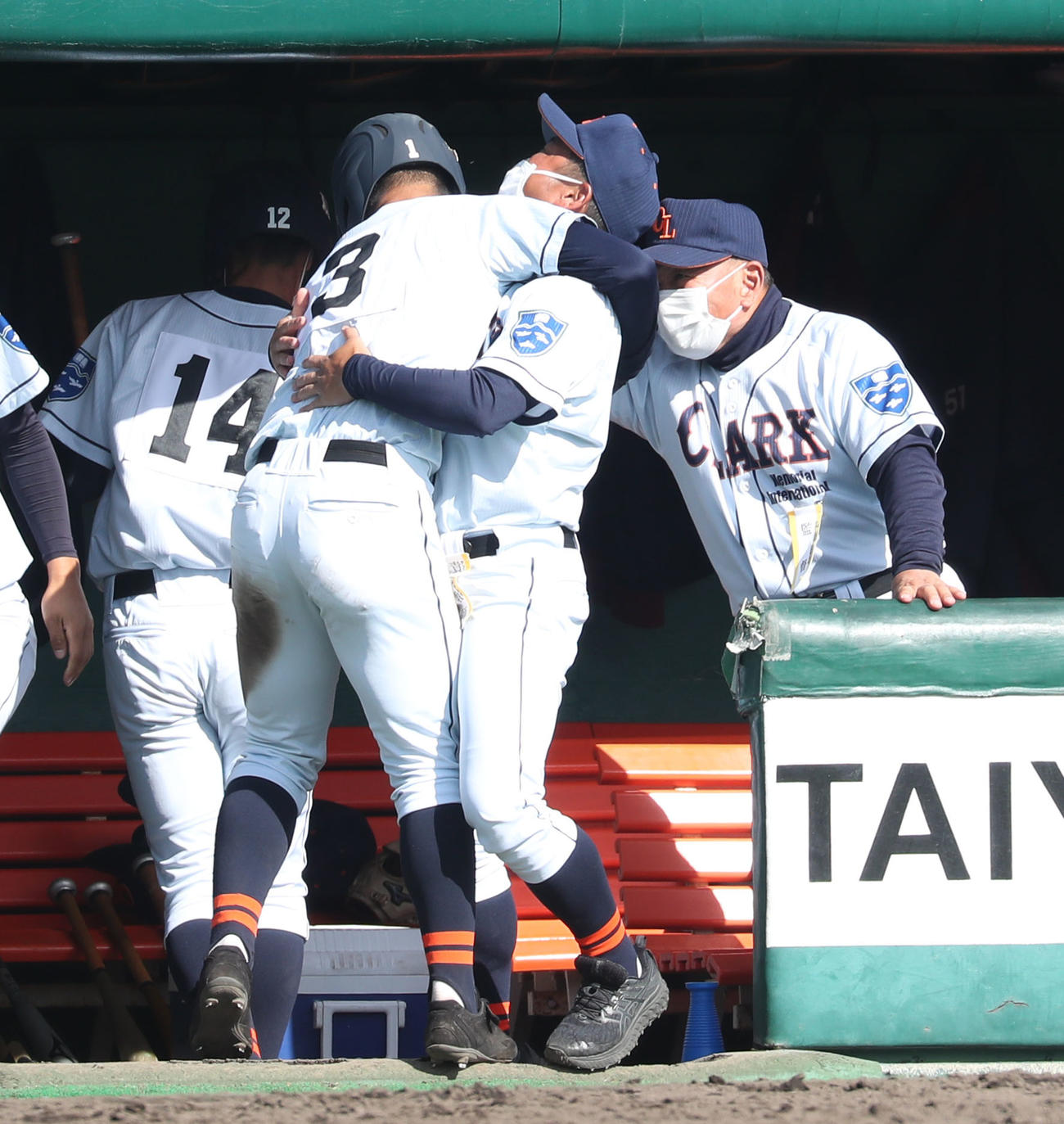 クラーク対北海　10回表クラーク2死二塁、谷川の悪送球の間に生還した三走高木（左）と抱き合うクラークの佐々木達也部長。右後方は佐々木啓司監督（撮影・佐藤翔太）