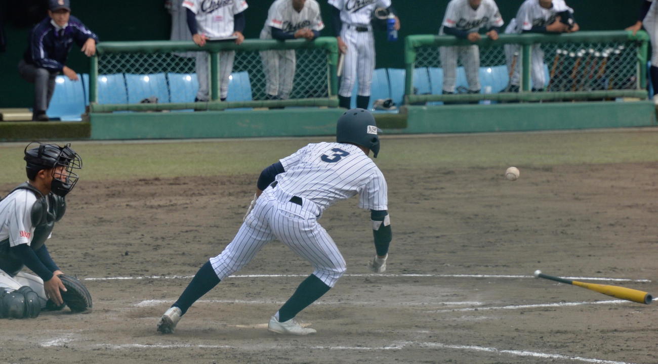 山形中央対東北　8回2死満塁、逆転のきっかけとなる投前適時打を放った東北・山田（撮影・濱本神威）