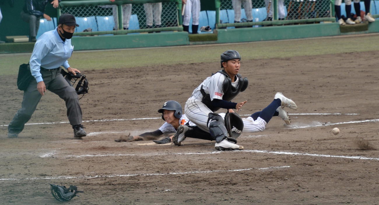 山形中央対東北　8回2死満塁、東北・山田の投前適時打を相手投手が一塁へ悪送球した間に金子が生還し、逆転に成功（撮影・濱本神威）
