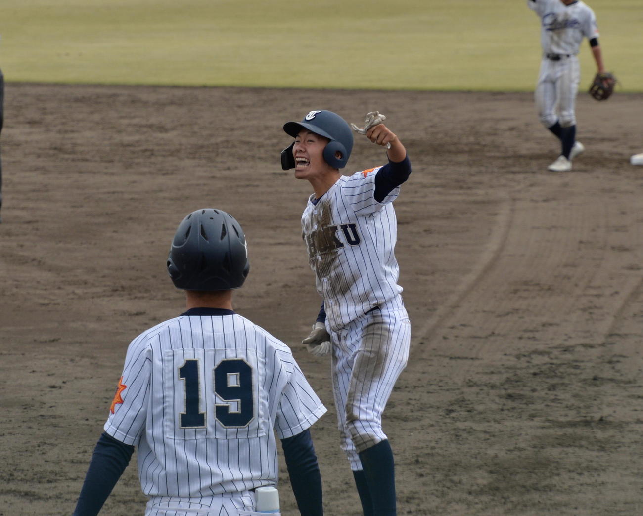 山形中央対東北　8回2死満塁、逆転のきっかけとなる投前適時打を放ち、一塁上でガッツポーズする東北・山田（撮影・濱本神威）