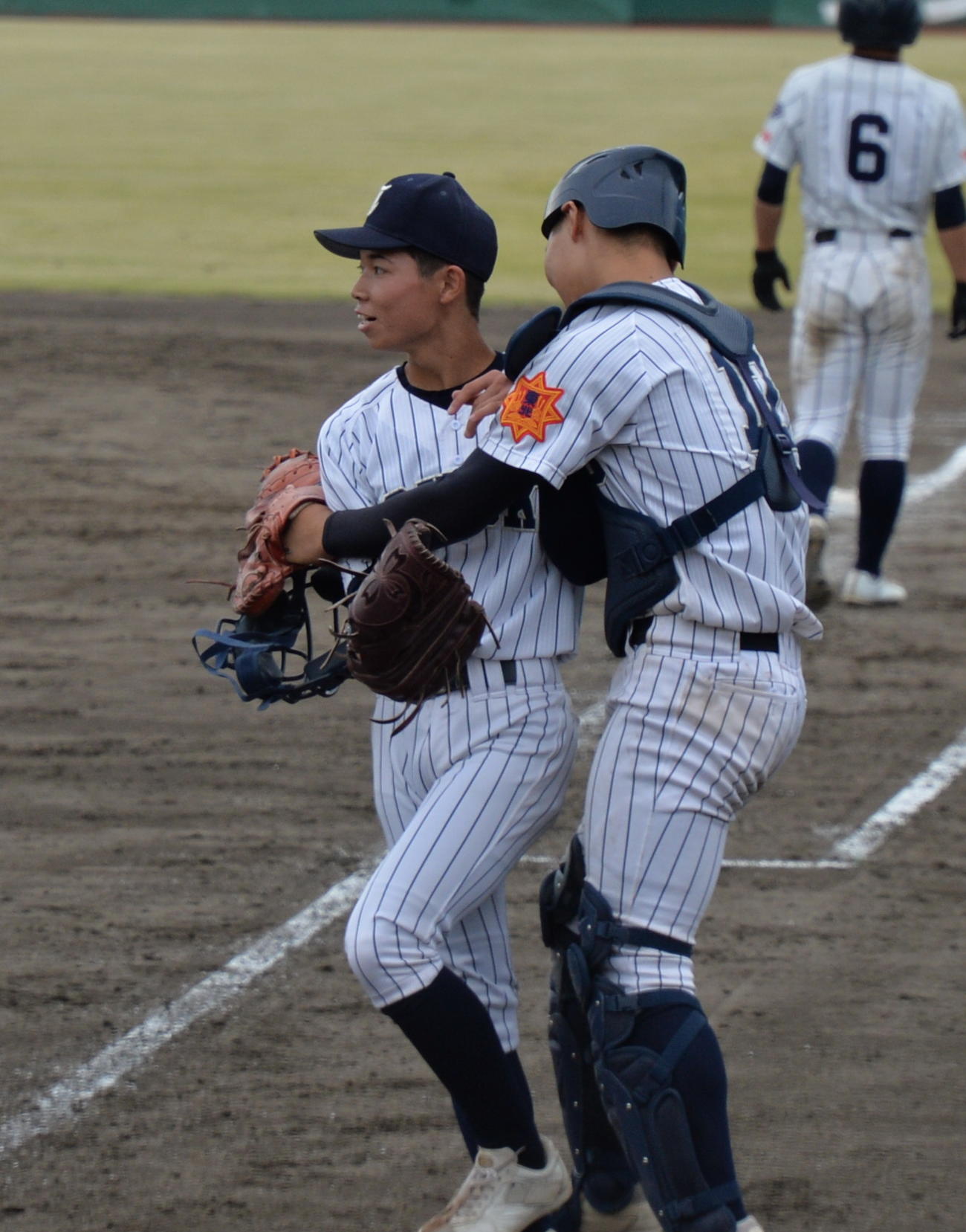 山形中央対東北　最後の打者を一邪飛に打ち取り、喜ぶ東北・秋本（左）と大竹（撮影・濱本神威）