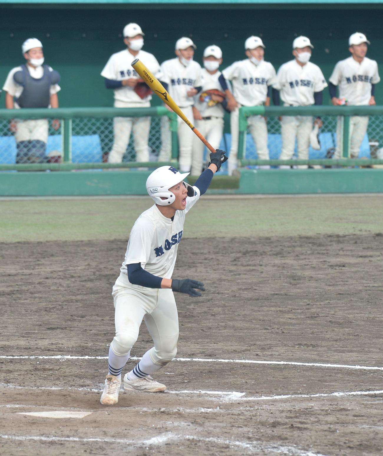 学法石川対能代松陽　12回裏能代松陽1死二塁、サヨナラ打を放つ森岡（撮影・佐藤究）
