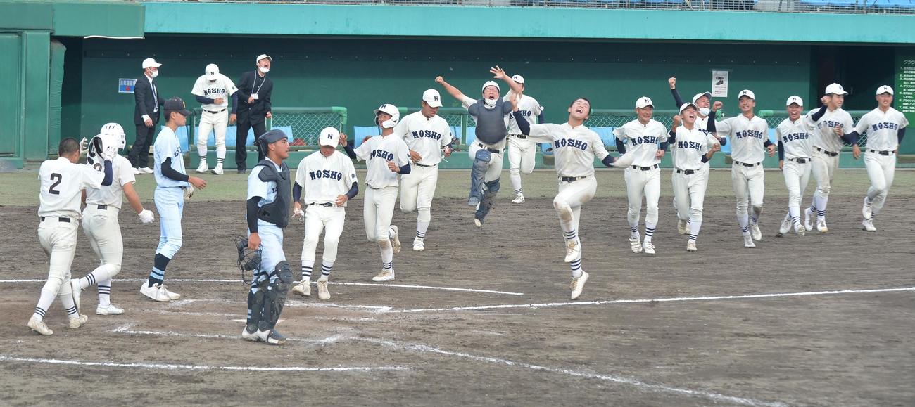 学法石川対能代松陽　サヨナラ勝ちを決め、喜びを爆発させる能代松陽ナイン（撮影・佐藤究）