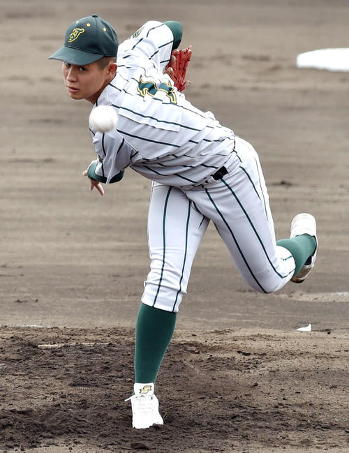 鶴岡東対仙台育英　先発した鶴岡東・三好（撮影・相沢孔志）