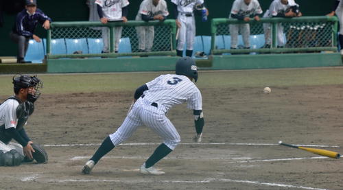 山形中央対東北　8回2死満塁、逆転のきっかけとなる投前適時打を放った東北・山田（撮影・濱本神威）