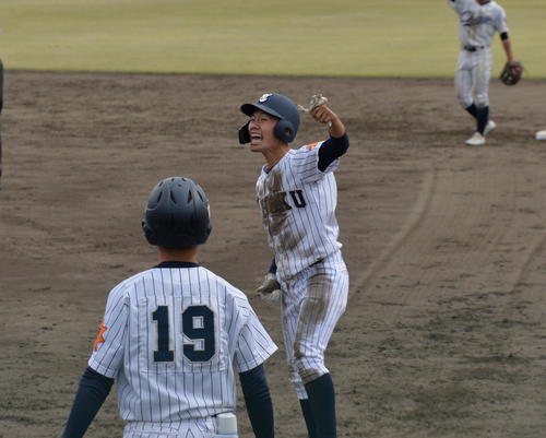 山形中央対東北　8回2死満塁、逆転のきっかけとなる投前適時打を放ち、一塁上でガッツポーズする東北・山田（撮影・濱本神威）