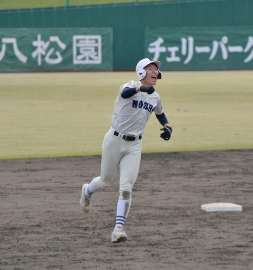 学法石川対能代松陽　延長12回1死二塁、サヨナラ適時打を放ち、ベンチにガッツポーズする能代松陽・森岡（撮影・濱本神威）