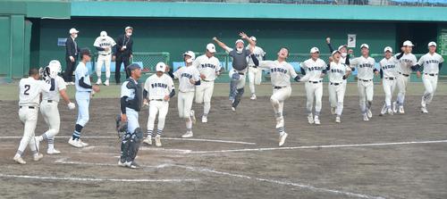 学法石川対能代松陽　サヨナラ勝ちを決め、喜びを爆発させる能代松陽ナイン（撮影・佐藤究）