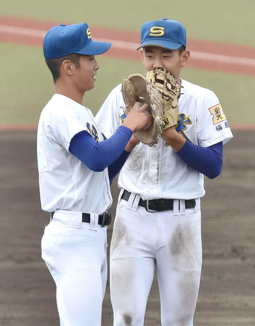 由利対聖光学院　3回表由利2死一、二塁、マウンドで会話する聖光学院・三好（左）と高中（撮影・相沢孔志）