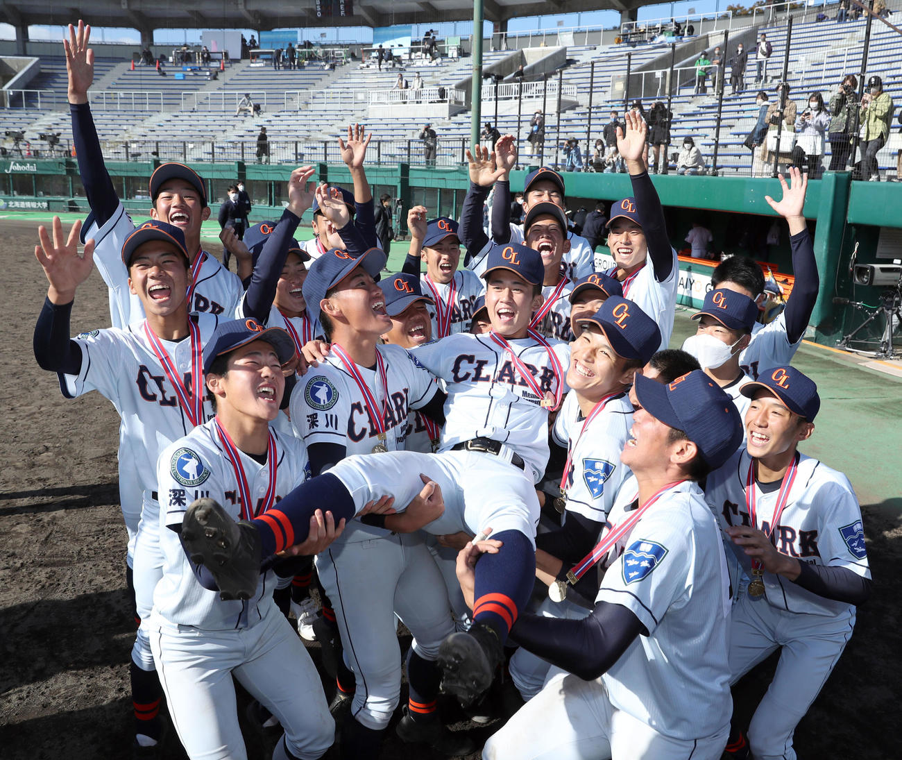 優勝しナインに胴上げされるクラークの新岡主将（撮影・佐藤翔太）