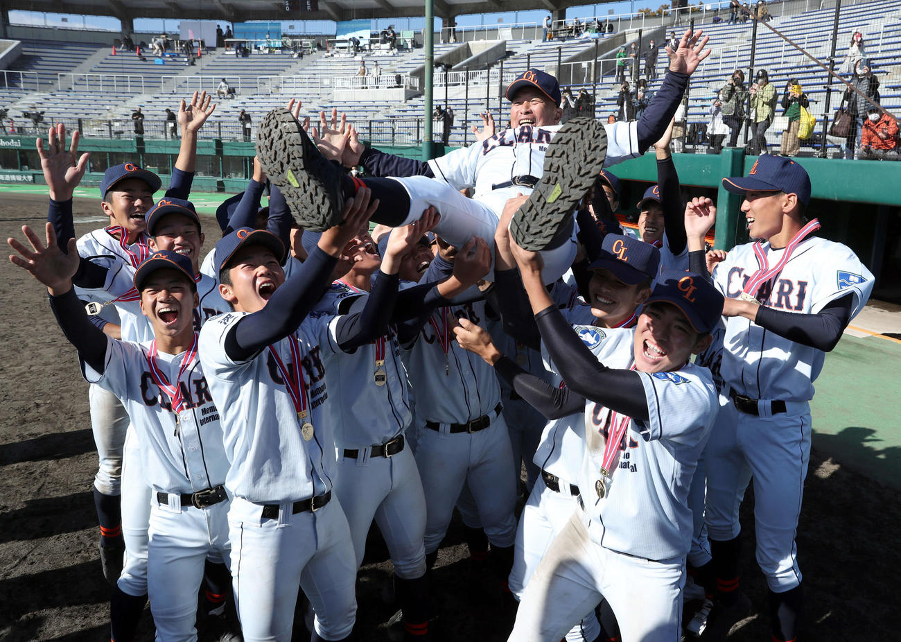優勝しナインに胴上げされるクラークの佐々木監督（撮影・佐藤翔太）