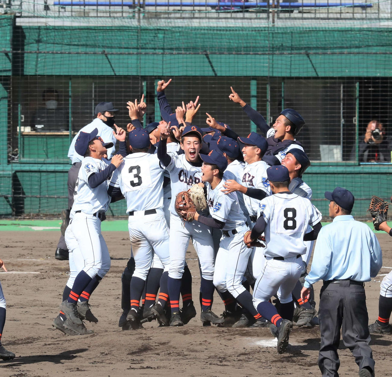 優勝し新岡（中央）を中心に歓喜するクラークナイン（撮影・黒川智章）