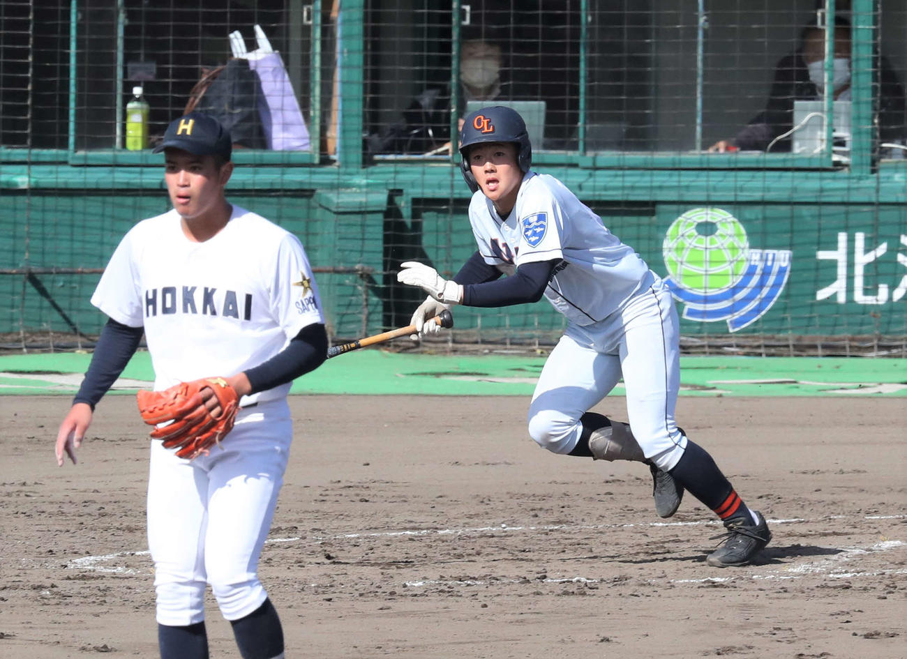 8回表クラーク2死一、二塁、中前適時打を放つ中村。投手熊谷（撮影・黒川智章）