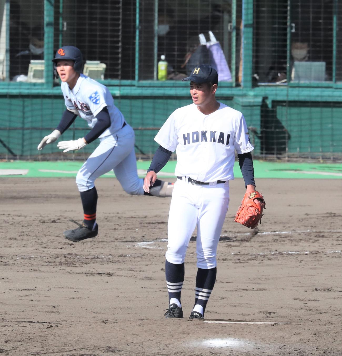 10回表クラーク2死二塁、中村に適時二塁打を浴びる熊谷（撮影・黒川智章）