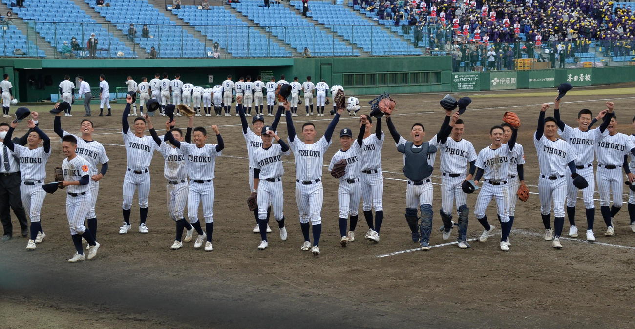 山形中央対東北　逆転勝利で準決勝進出を決めた東北ナインは応援席にガッツポーズ（撮影・濱本神威）