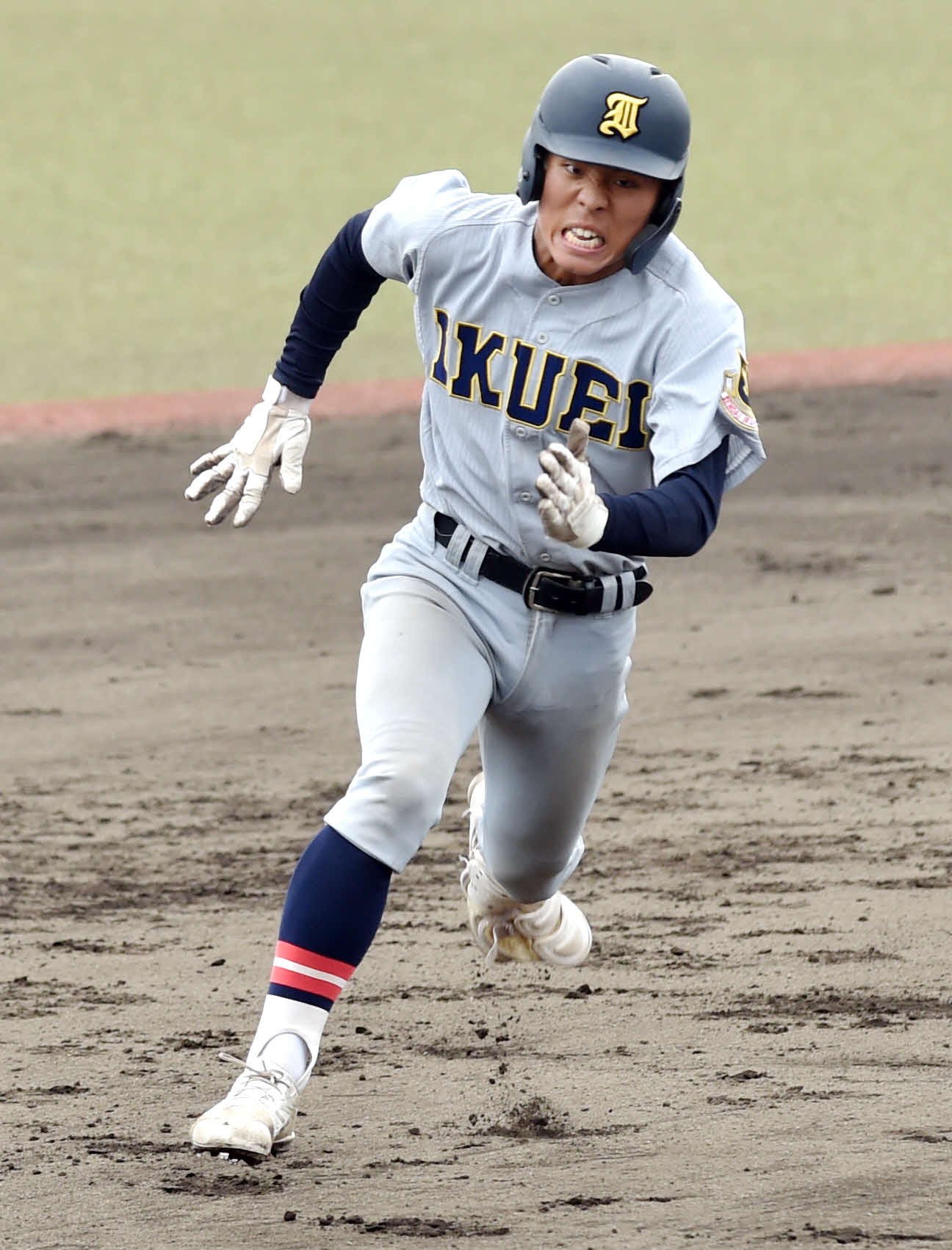 鶴岡東対仙台育英　4回裏仙台育英2死一塁、右翼線に先制適時打を放ち、気迫の表情で三塁に向かう浜田（撮影・相沢孔志）