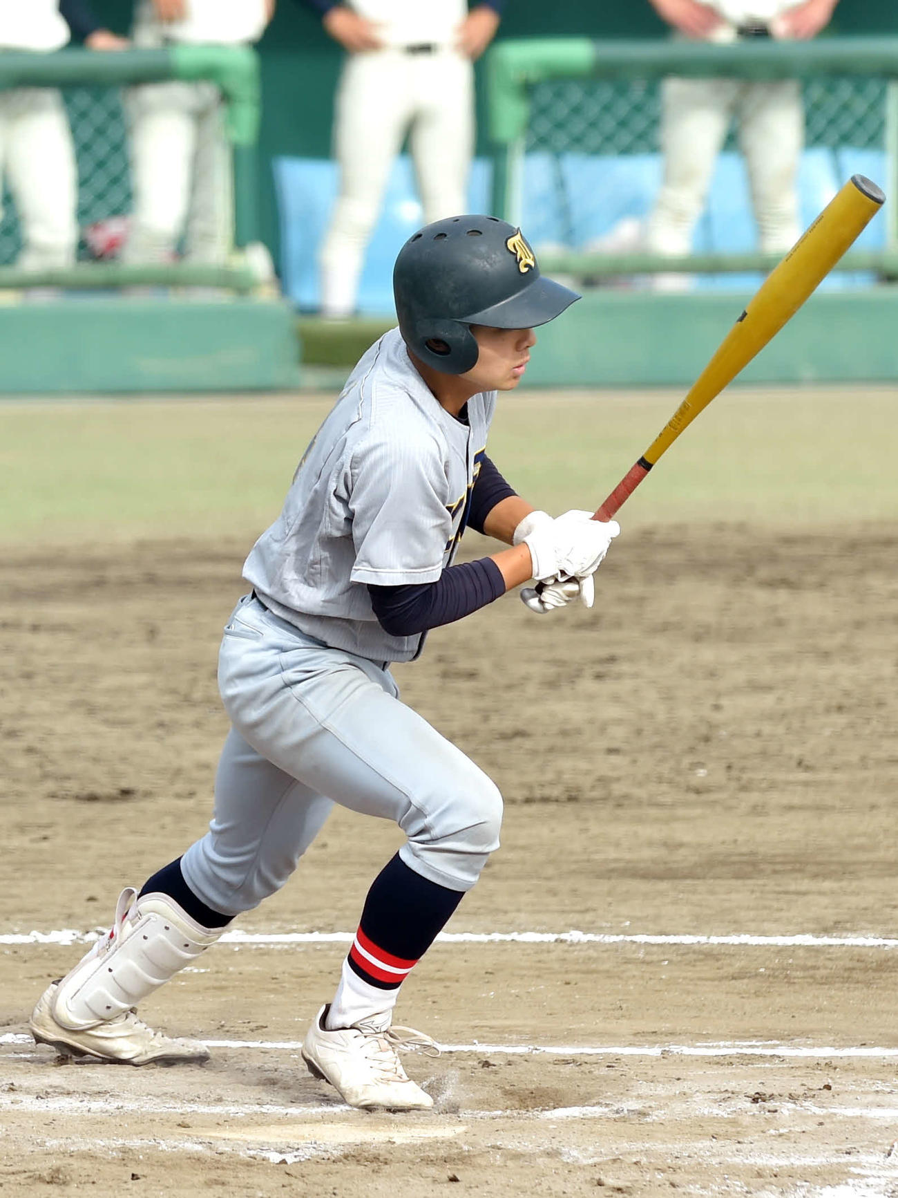 能代松陽対仙台育英　6回裏仙台育英1死二塁、勝ち越しの中前適時打を放つ湯浅（撮影・相沢孔志）