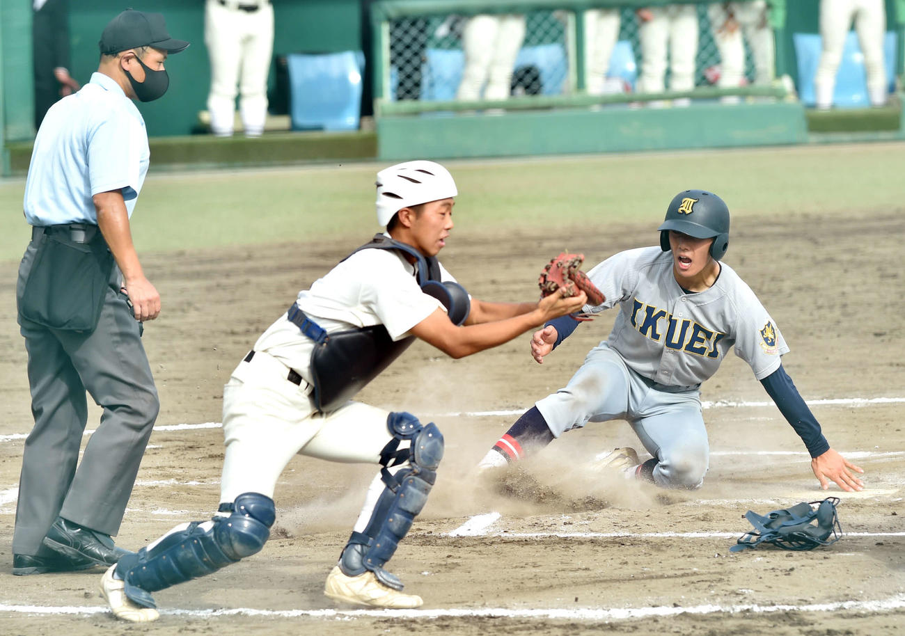 能代松陽対仙台育英　6回裏仙台育英1死二塁、湯浅の中前打で生還する住石（右）（撮影・相沢孔志）