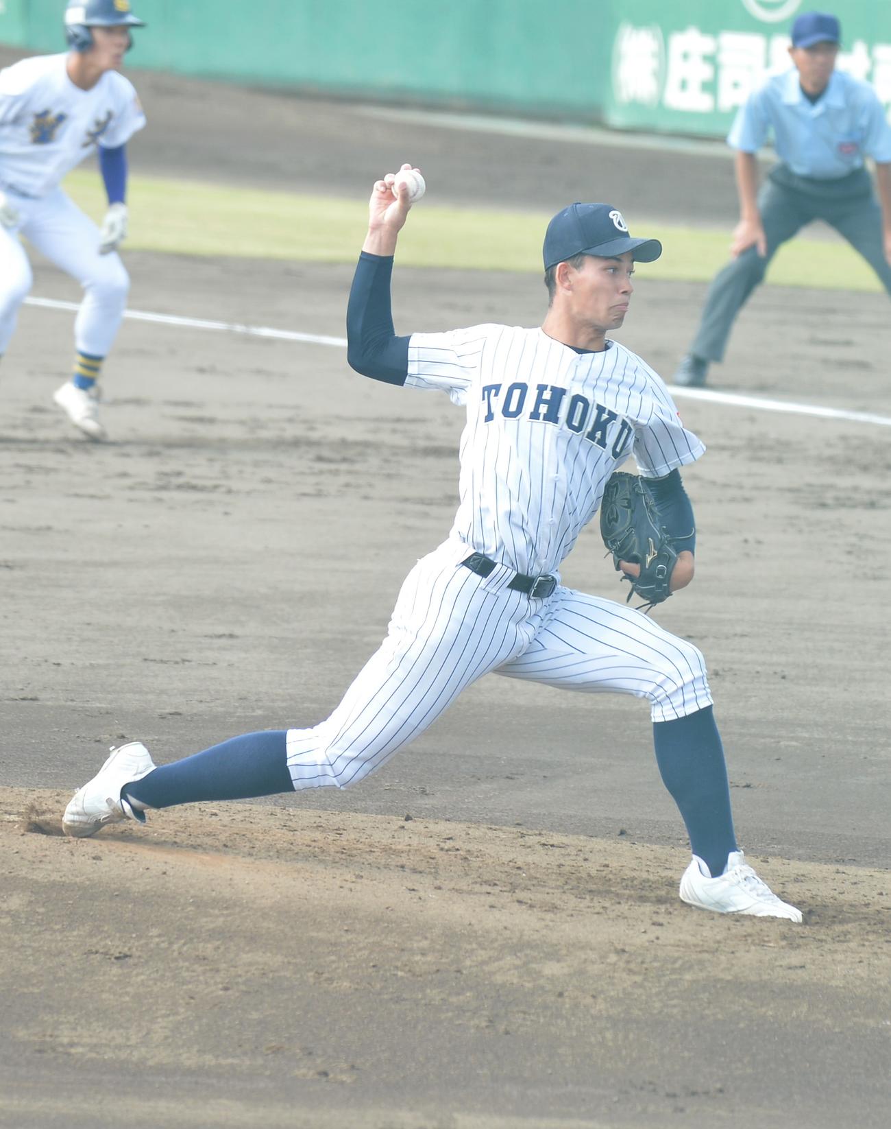 聖光学院対東北　2回から2番手で登板した東北・ハッブス（撮影・佐藤究）