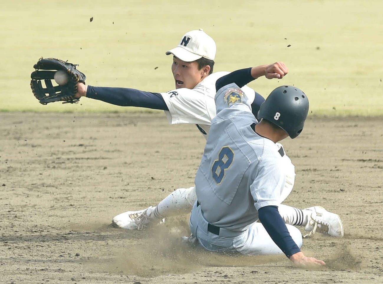 能代松陽対仙台育英　5回裏仙台育英2死一塁、二盗を成功させる橋本（右）と能代松陽・大高（撮影・相沢孔志）