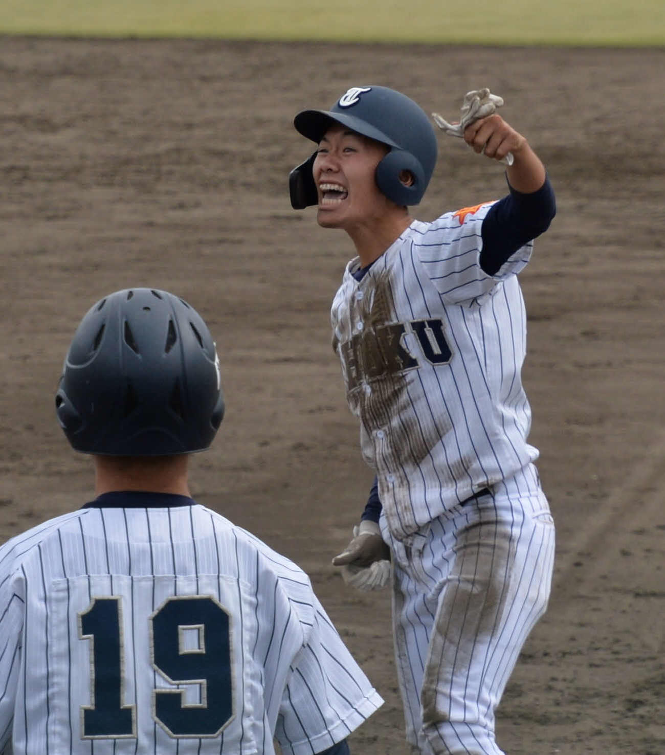 8回、逆転を呼ぶ適時内野安打を放った東北・山田はガッツポーズ