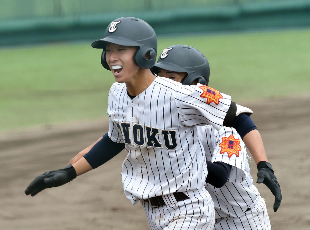 聖光学院対東北　8回裏東北1死一塁、勝ち越しの左越え2ランを放ち、笑顔でベンチに戻る金子（撮影・相沢孔志）