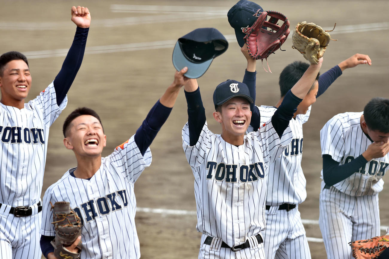 応援席に向かって両腕を突き上げる金子（左から3人目）ら東北ナイン