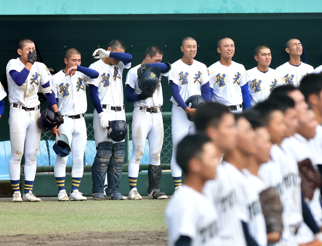準決勝で敗れ、悔し涙を流す聖光学院ナイン