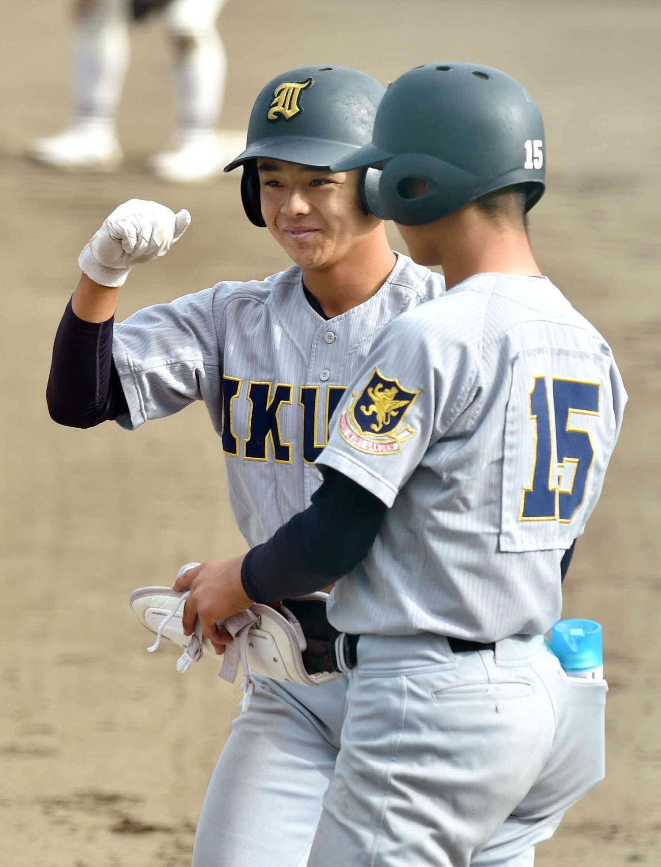 6回、勝ち越しの中前適時打を放ち、ガッツポーズする湯浅