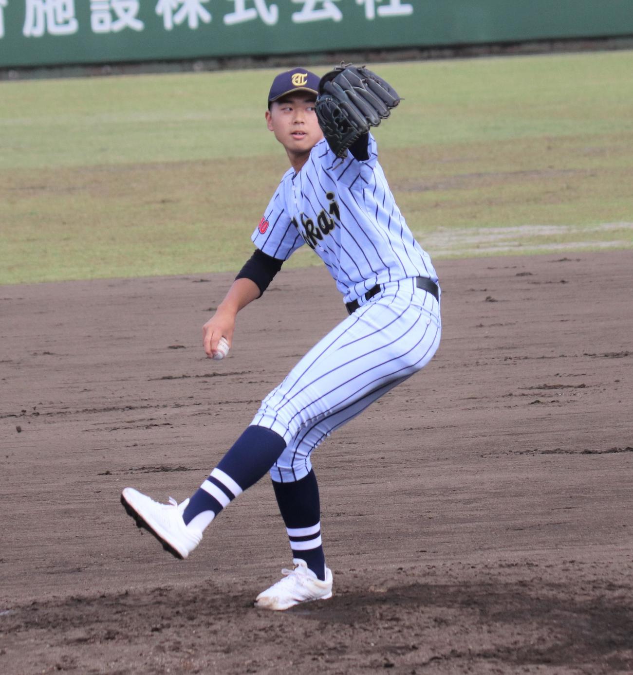 3番手で力投する東海大菅生・宮本（撮影・星夏穂）