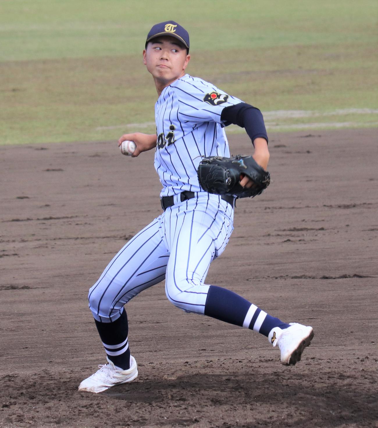 3番手で力投する東海大菅生・宮本（撮影・星夏穂）