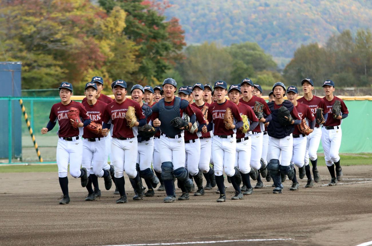 明治神宮大会に向け練習を再開した麻原捕手（前列中央）らクラークの選手たち（撮影・永野高輔）