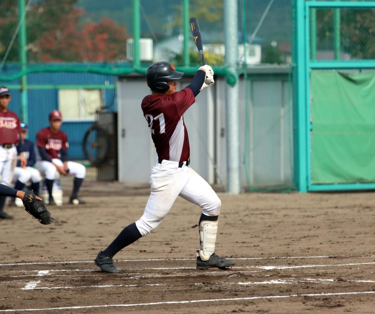 紅白戦で左前打を放つクラーク・麻原（撮影・永野高輔）