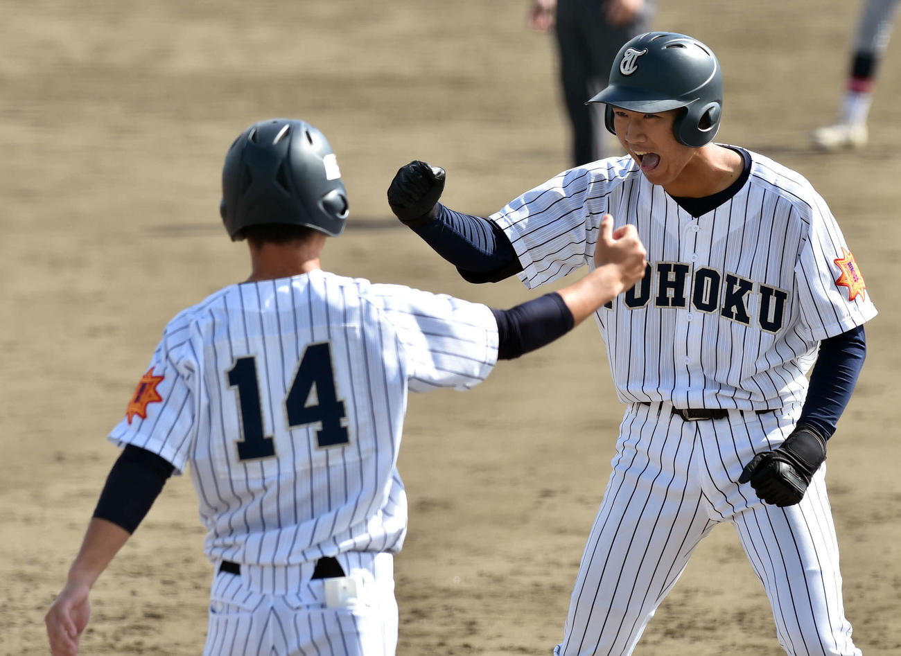 仙台育英対東北　4回裏東北2死満塁、右前2点適時打を放ち、ガッツポーズを見せる布川（撮影・相沢孔志）