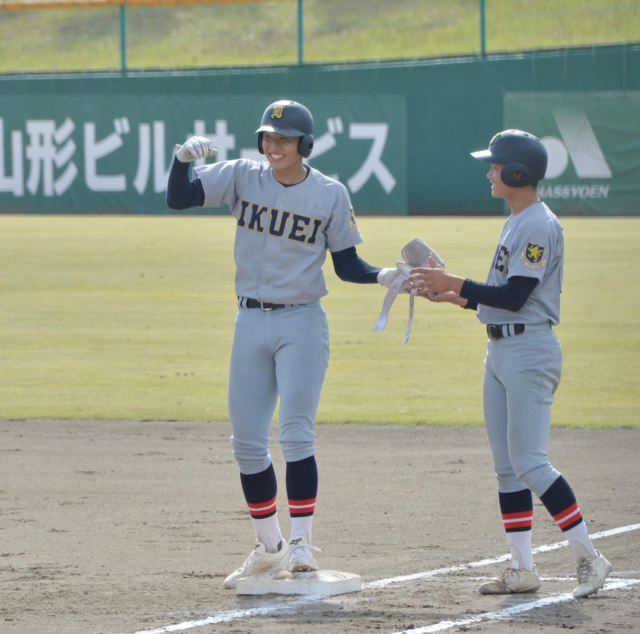 仙台育英対東北　7回無死満塁、左前適時打で2点を追加し、一塁上で笑顔を見せる仙台育英・高橋（撮影・濱本神威）