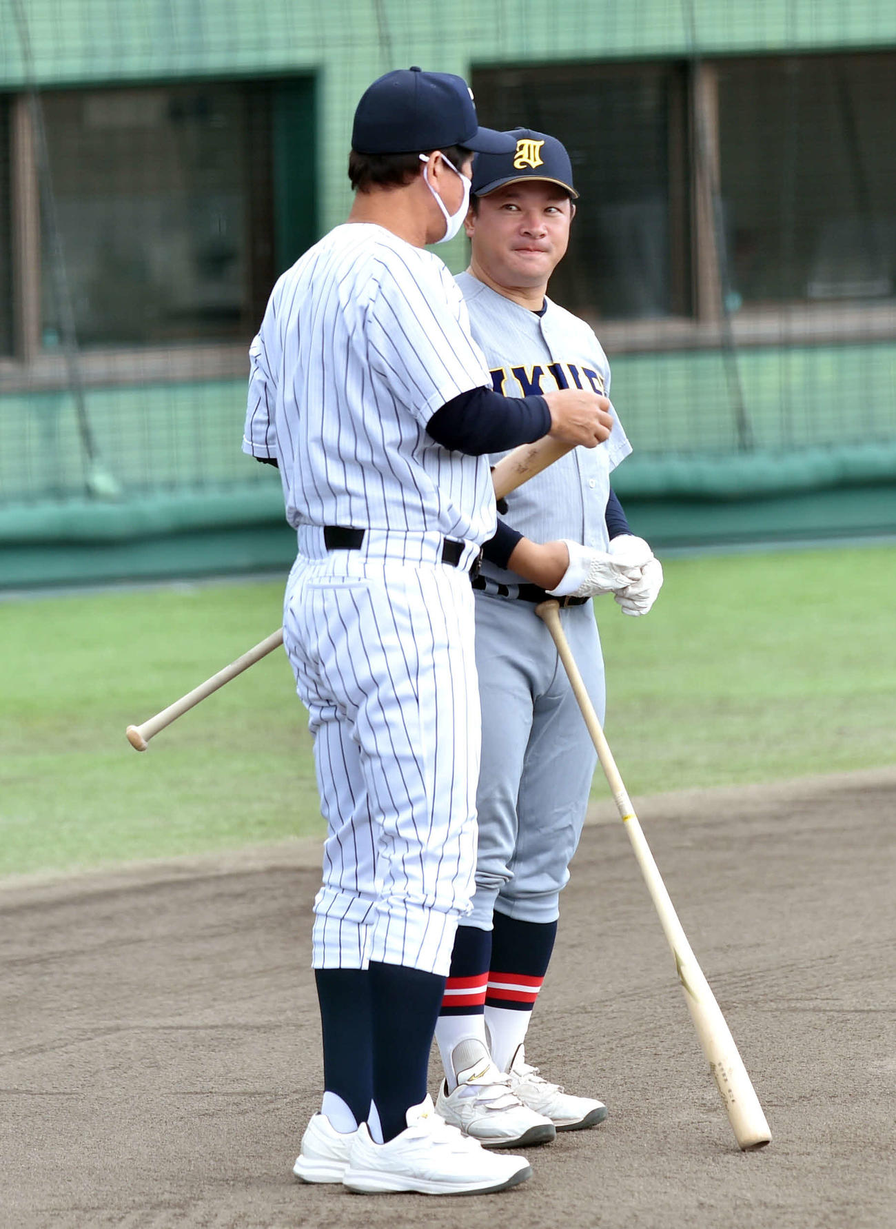 仙台育英対東北　試合前に会話する仙台育英・須江監督（右）と東北・佐藤監督（撮影・相沢孔志）