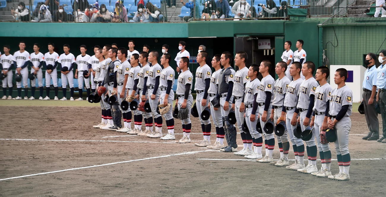 仙台育英対東北　2年ぶり12度目の優勝を決めて校歌を聞く仙台育英ナイン（撮影・山田愛斗）