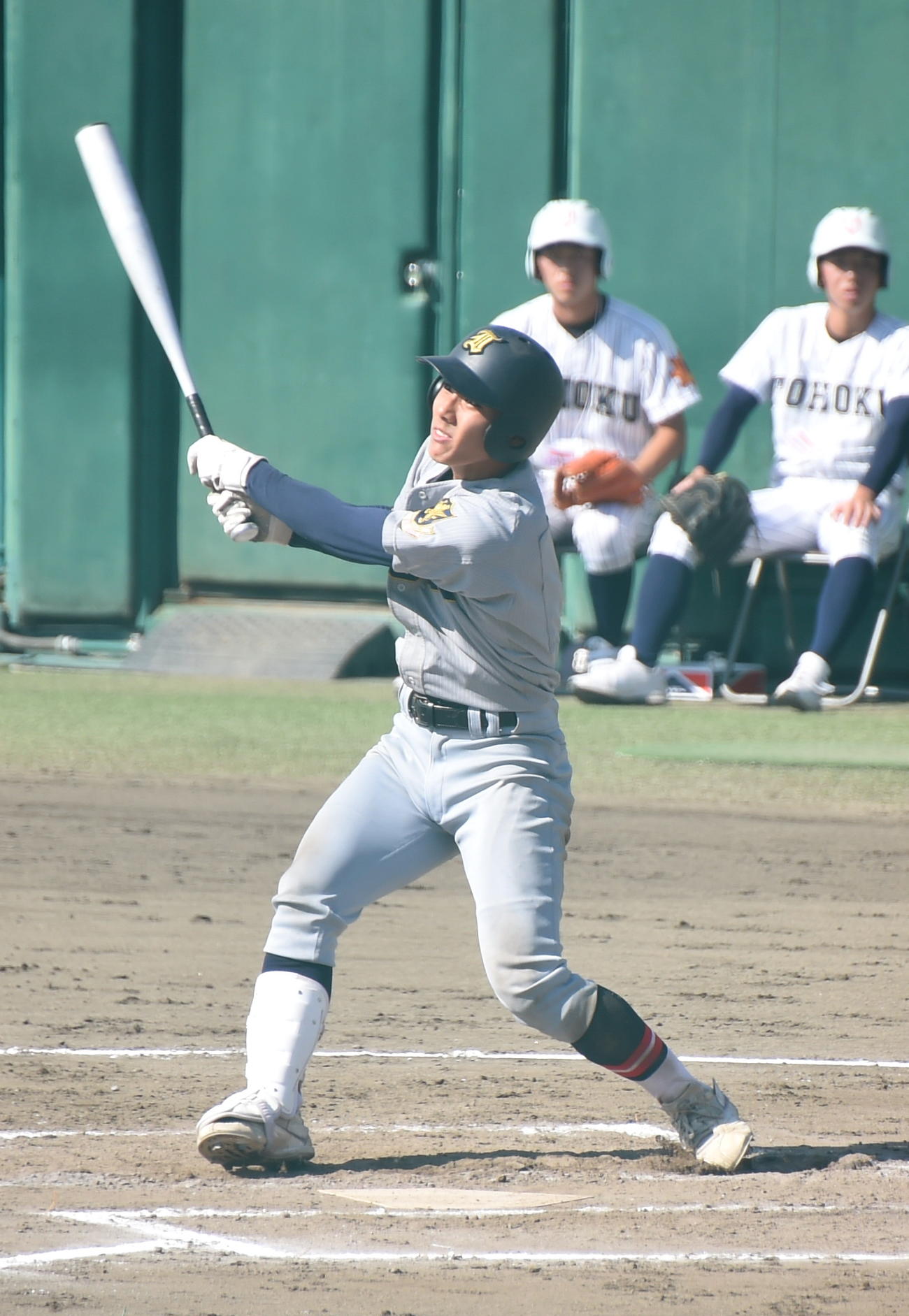 仙台育英対東北　2回表仙台育英2死満塁、先制2点適時二塁打を放つ住石（撮影・山田愛斗）