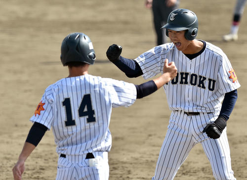 仙台育英対東北　4回裏東北2死満塁、右前2点適時打を放ち、ガッツポーズを見せる布川（撮影・相沢孔志）