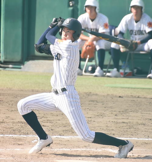 仙台育英対東北　6回裏東北2死一塁、左越え適時二塁打を放つ伊達（撮影・山田愛斗）