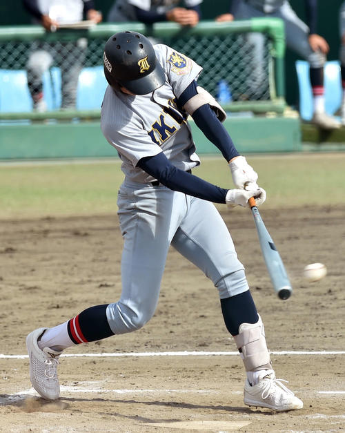 仙台育英対東北　7回表仙台育英無死満塁、左前2点適時打を放つ高橋（撮影・相沢孔志）