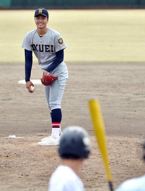 仙台育英対東北　8回裏東北2死一、二塁、鳥塚の打席で笑顔を見せる仙台育英・高橋（撮影・相沢孔志）